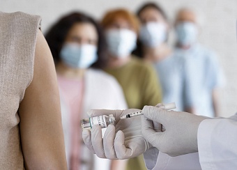 В России вакцину от COVID-19 получили 55,7% населения