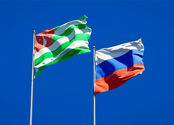 Россиянам отменили COVID-тесты при возвращении из Абхазии