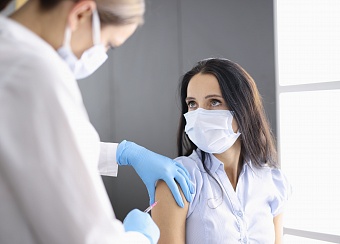 В пяти поликлиниках Москвы можно сделать прививку вакциной «КовиВак» 