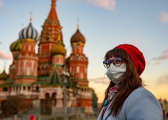 Заболеваемость COVID-19 в России снизилась на 29,6%